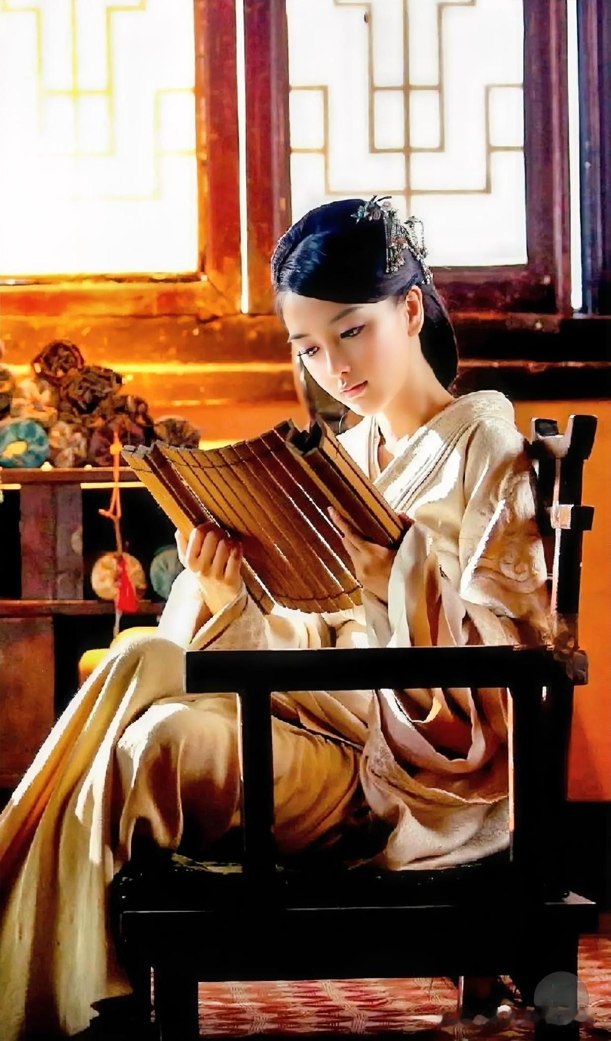 下联：熟读诗书知古今
上联：有请雅士[玫瑰][玫瑰][玫瑰]