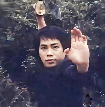 刚送走“棋圣”，又告别“陈真”。梁小龙先生饰演的陈真在我们70后一代人心中是很特