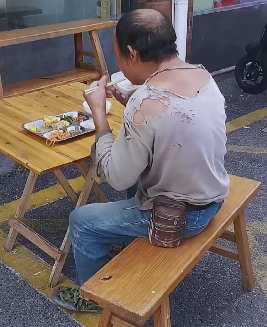 谁还不是一个孩子的爸爸一位妻子的丈夫，不知道孩子和老婆看了心里会不会隐隐作痛？现