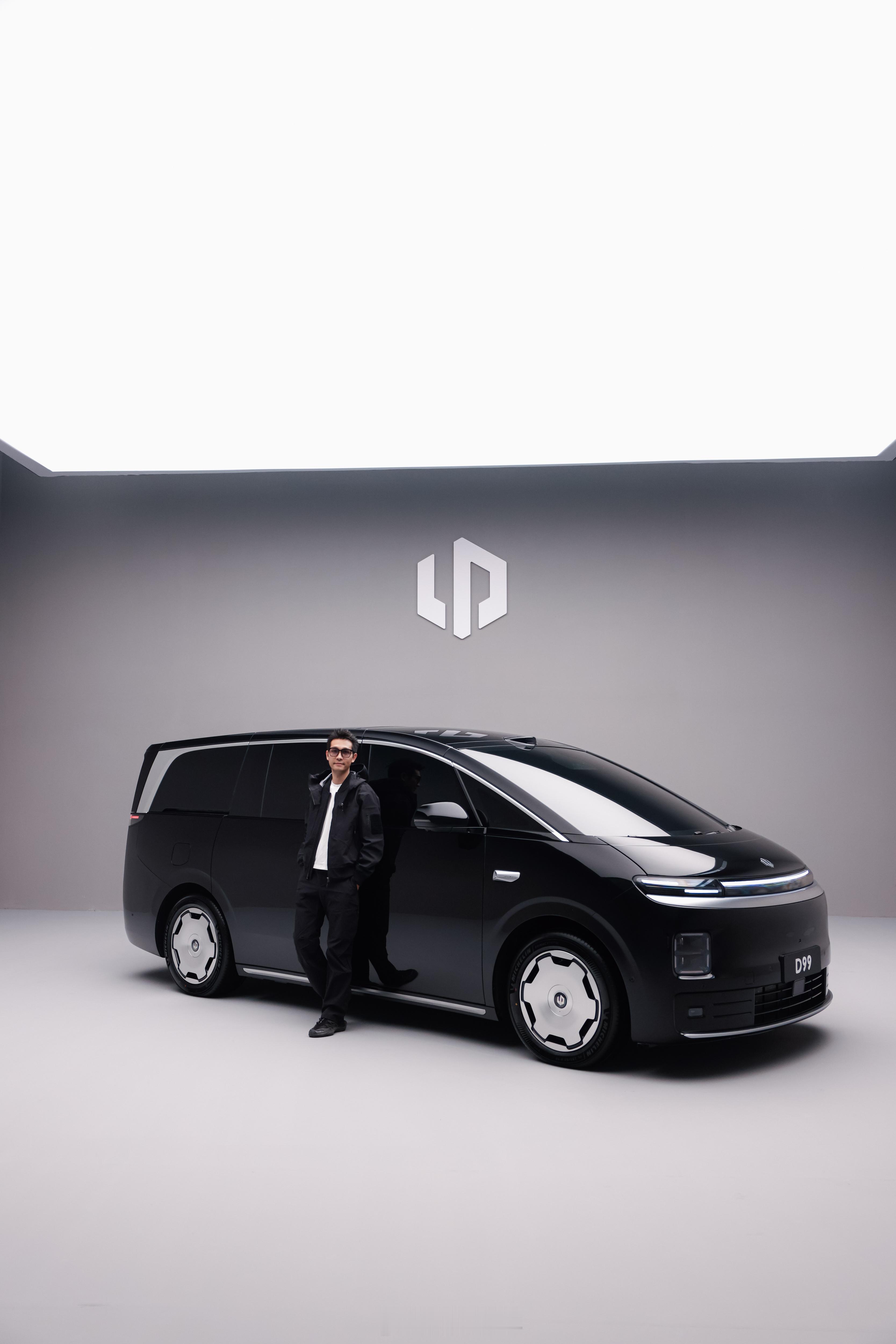 去拍零跑MPV的时候特意准备了一套新的OOTD。零跑D99新能源MPV卷王 x 