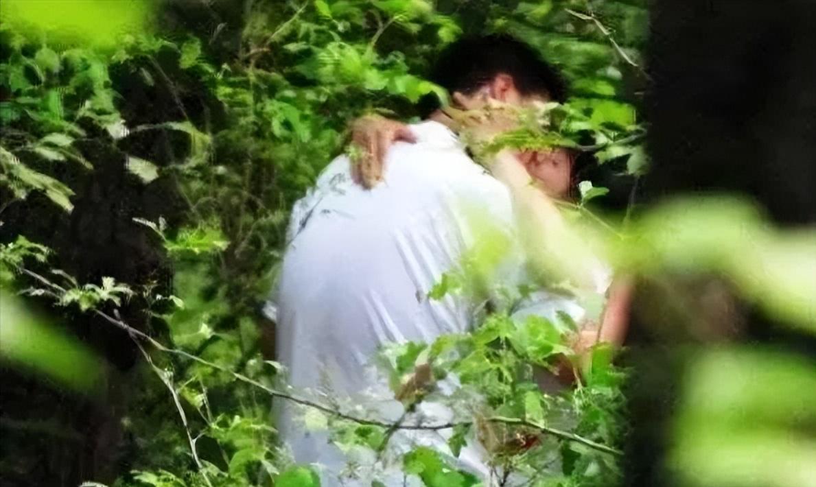 “擦亮眼睛吧女孩子们！”云南丽江，已婚男子与认识不久的女网友在公园凉亭发生关系。