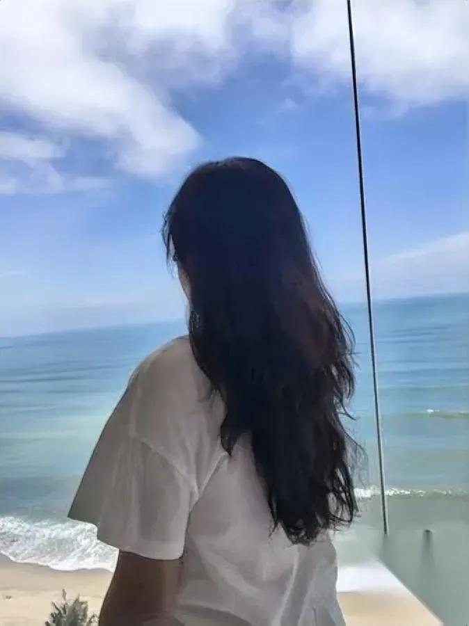 别急着羡慕别人！

中年最狠的清醒，是把掌声先给自己。

你以为放下是认输？错，