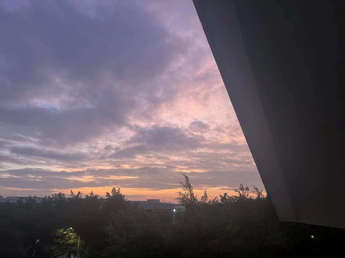 晚安旅院暮云偷蘸了橘色的晚霞，风裹着今日的疲惫悄悄走远，祝你今夜好眠，万事安然（