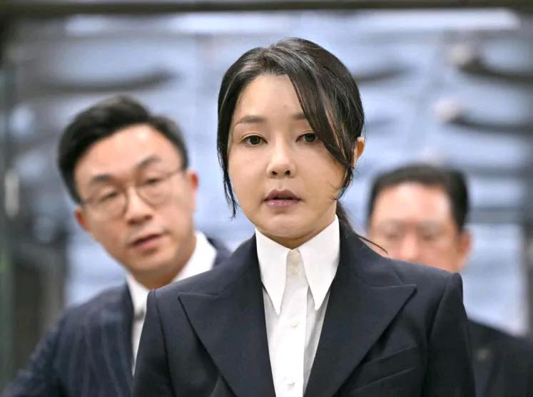 韩国法院8月12日晚签发前总统尹锡悦夫人金建希的逮捕令，为韩国宪政史上前总统夫妇