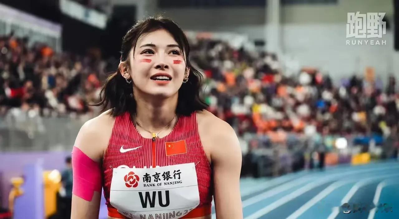吴艳妮虽然张扬一些，但是她在不断提高个人成绩，是名副其实的国内女子跨栏领军人物。