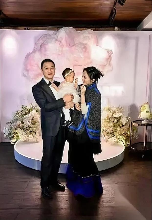 终于懂我妈说的“嫁人两不碰”了——

不是穷，是“人见不着”加“债填不完”。
