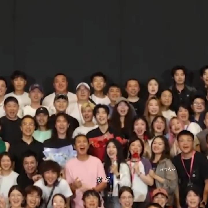 哈哈哈哈哈哈[吐舌]
肖战：把全世界茄子都拔了
齐夏：回家了，吃烧茄子和炒豆芽 