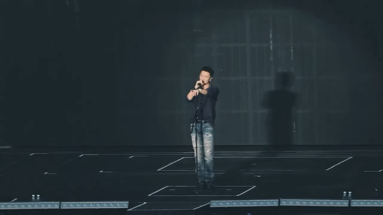 谢霆锋演唱会纳入西安必吃榜 谢霆锋深V开到腰了谢霆锋西安演唱会这身深V真的太鲨了