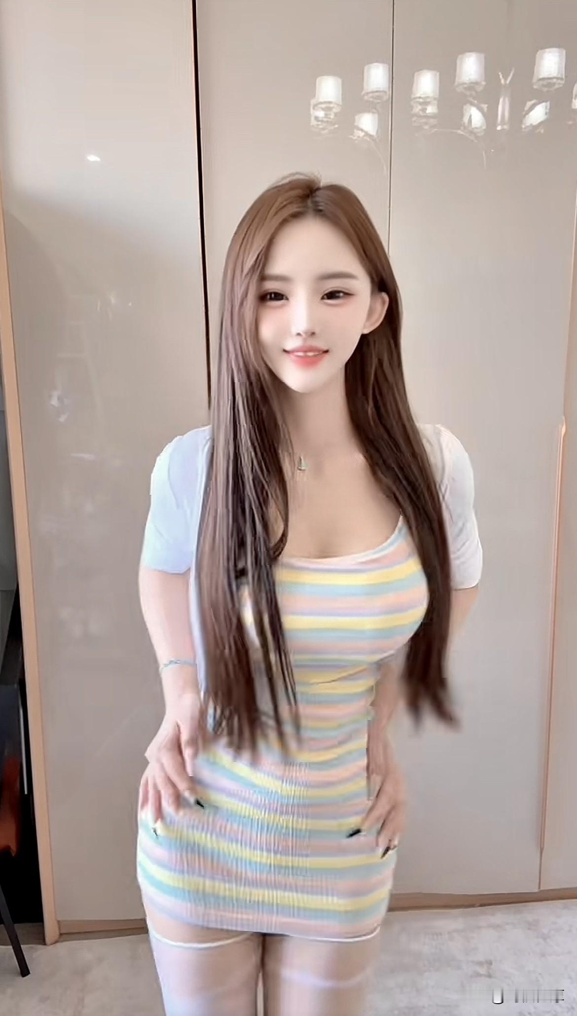 《彩条韵》

彩条如瀑，织就一身烂漫；长发似绸，泻下几缕温婉。浅衫半露，衬出曲线