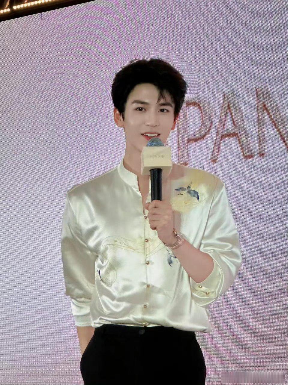 张凌赫遗传是门学问  路人视角的生图才真是夯爆了此男360°无死角的含金量还在上