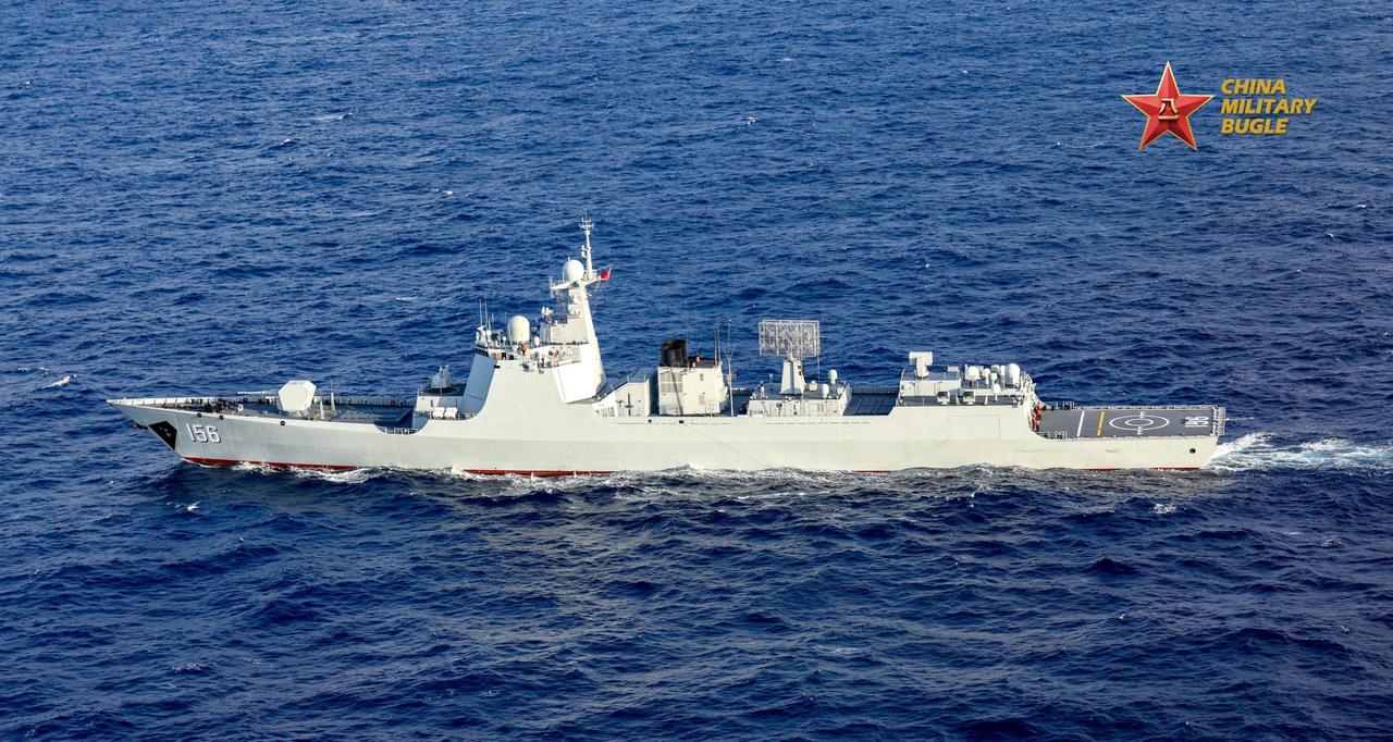 东部战区海军导弹驱逐舰淄博舰（舷号156）、西安舰（舷号153）和综合补给舰巢湖