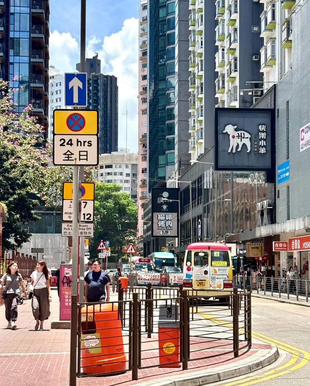 为什么香港这边的人走在路上，太阳这么大，都不打把伞，帽子也不带。而且有很多人甚至
