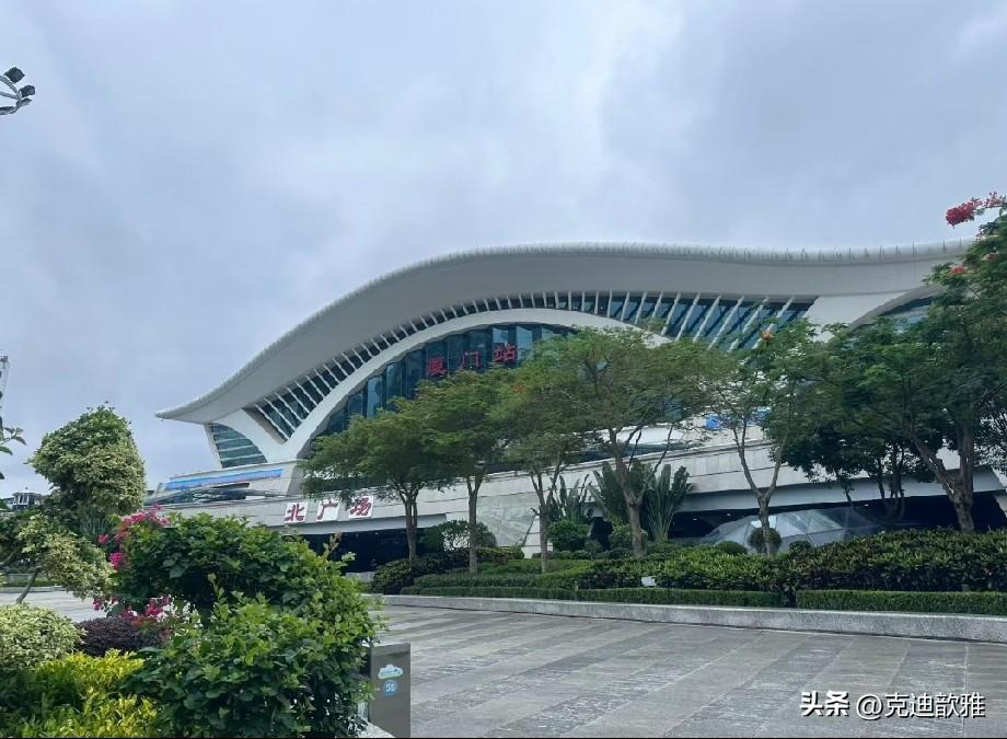 王韵还有两年就退休了。
他说他退休后第一件事就是，要带老妈出去游山玩水。
他老妈
