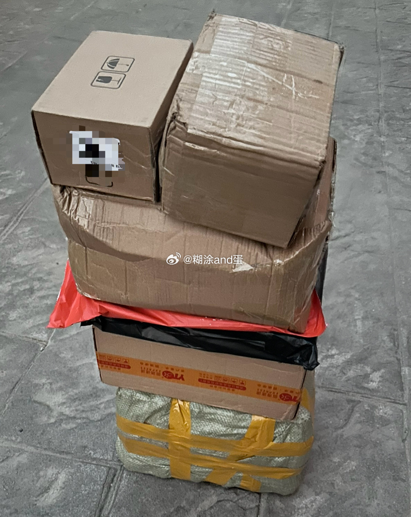 羡慕别人拉小车去取快递，虽然没有小车，但是我们有力气还会码垛啊！不过好重，最下面
