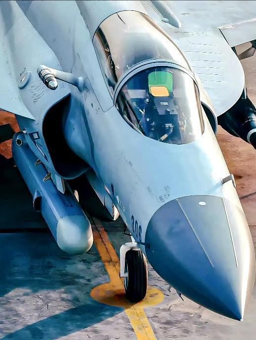 歼10很先进，却卖不过枭龙战机！光是今年，阿塞拜疆就订购40架枭龙战机，利比亚1