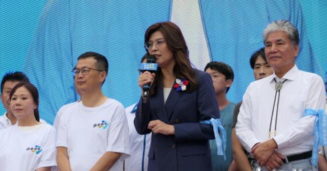 郑丽文现身蒋万安竞总成立大会现场，但不是所谓的“神秘嘉宾”。

今天（26日）下