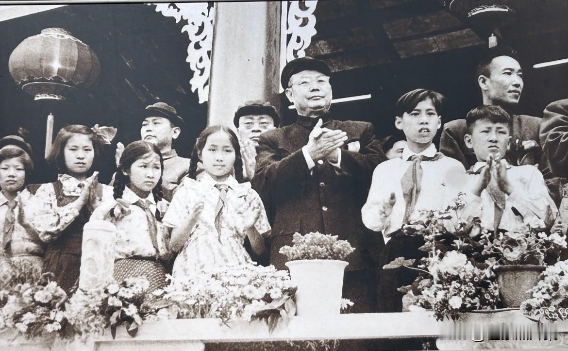 1952年9月至1953年5月，李先念还担任中共中央中南局第三书记、中南军政委员