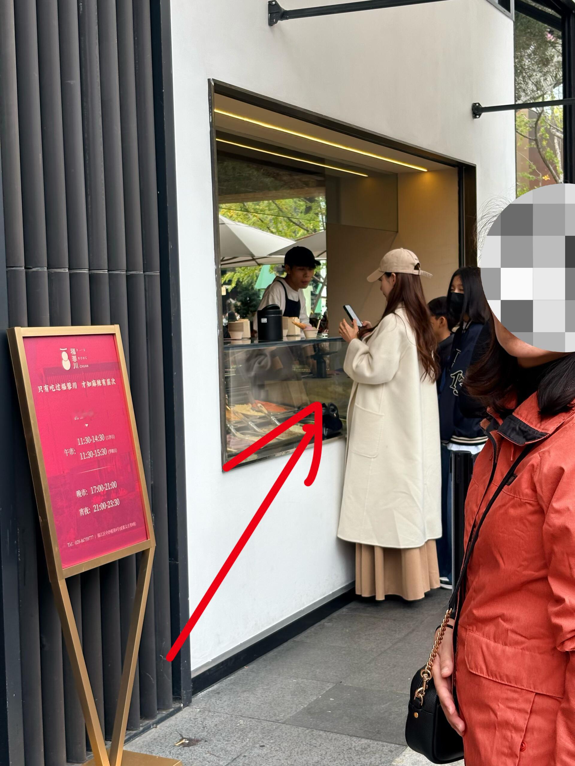 网友太古里偶遇马筱梅，小玥玥，衣品真好 ​​​