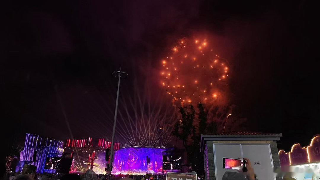 华晨宇雨中上演大规模烟花秀 雨丝漫过演唱会现场，漫天烟花划破雨夜夜空，烟火与雨雾
