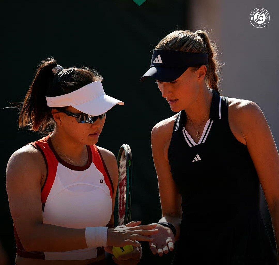太棒啦！郭涵煜/梅拉德诺维奇组合逆转晋级法网2026 女双赛场，🇨🇳 郭涵煜