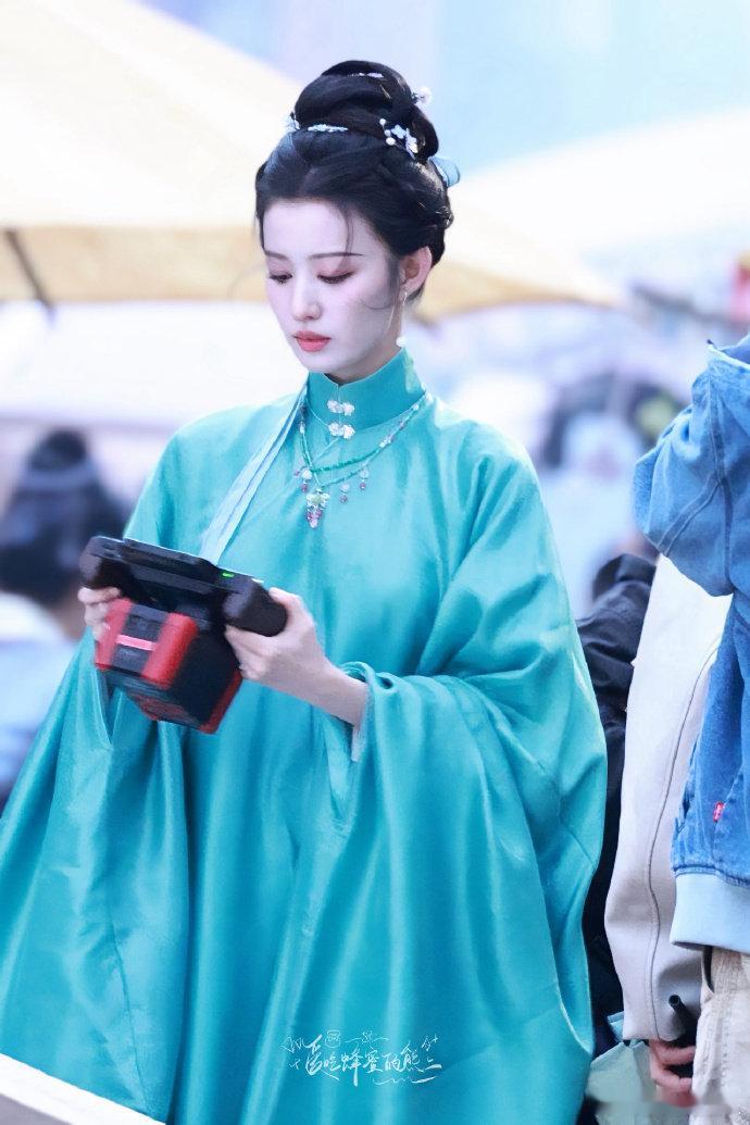 王楚然《明月录》生图惊到我！瘦得脸颊都没肉了，相比之前进组状态，这瘦身力度太狠了