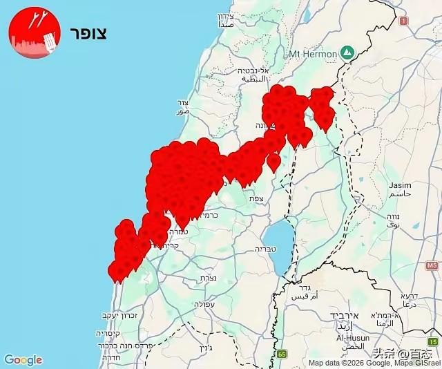 美国和以色列袭击伊朗，伊朗导弹袭击了美军的军事基地，黑色蘑菇云腾起，大量的碎片到