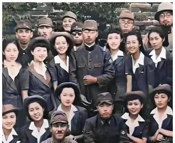 1945年，一中国英雄出人意料地娶了一名日本俘虏，而且恩爱30年后，他才发现妻子