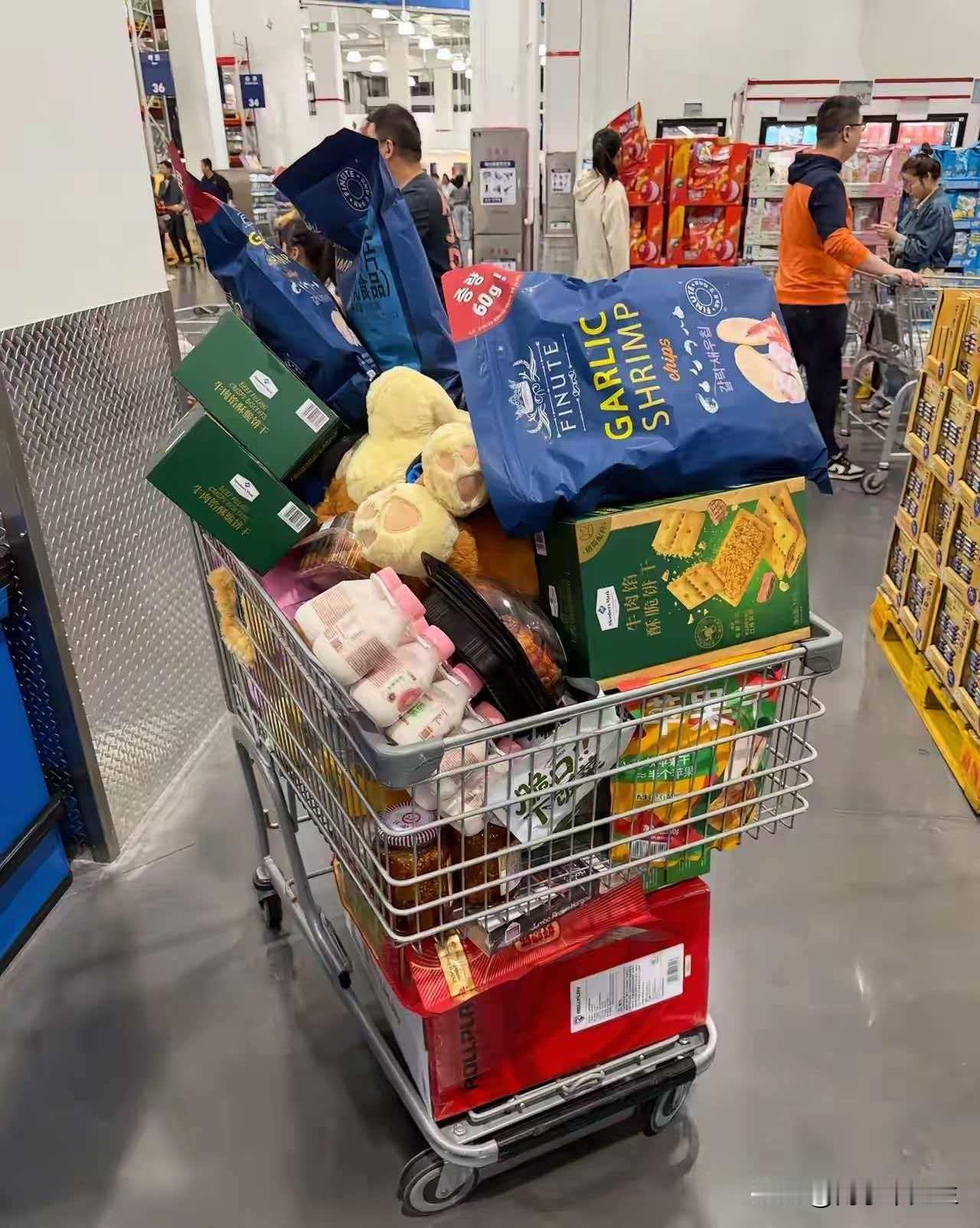 我有个表叔，在银行存了三千来万，我才知道原来有钱存银行可以这么爽。

他是我爸二