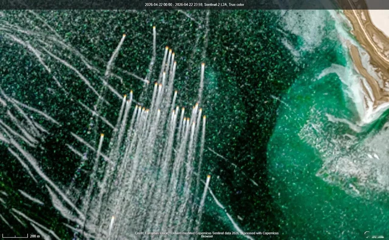 欧洲哥白尼卫星系统获取的图像显示，数十艘伊朗伊斯兰革命卫队（IRGC）快艇在霍尔