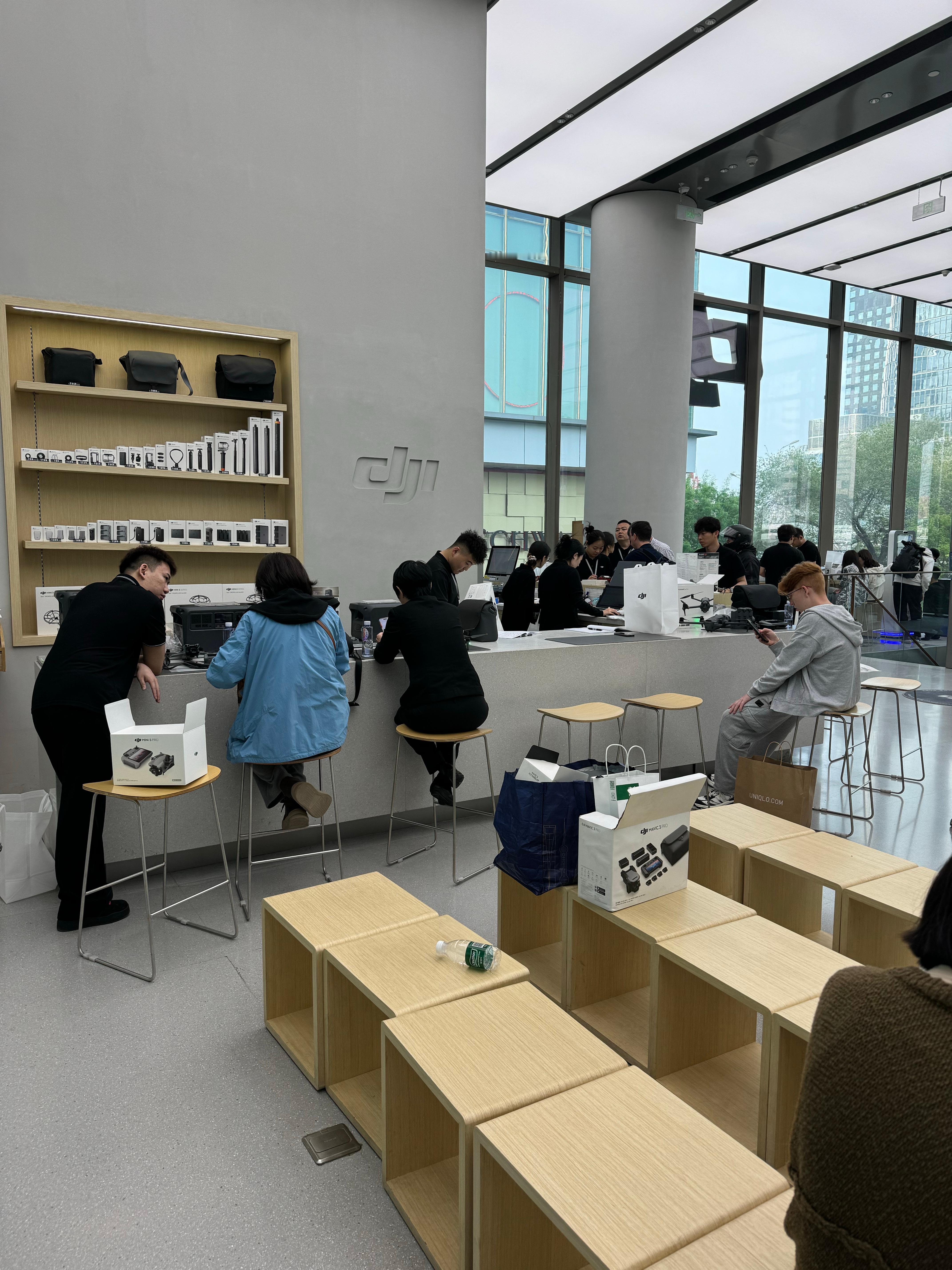 来大疆门店取两台pocket4，看到有好多人都是来购买无人机和新品的