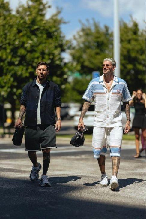 梅西和德保罗抵达阿根廷国家队迈阿密训练营。在家门口就是好啊，不用长途跋涉了[哈哈