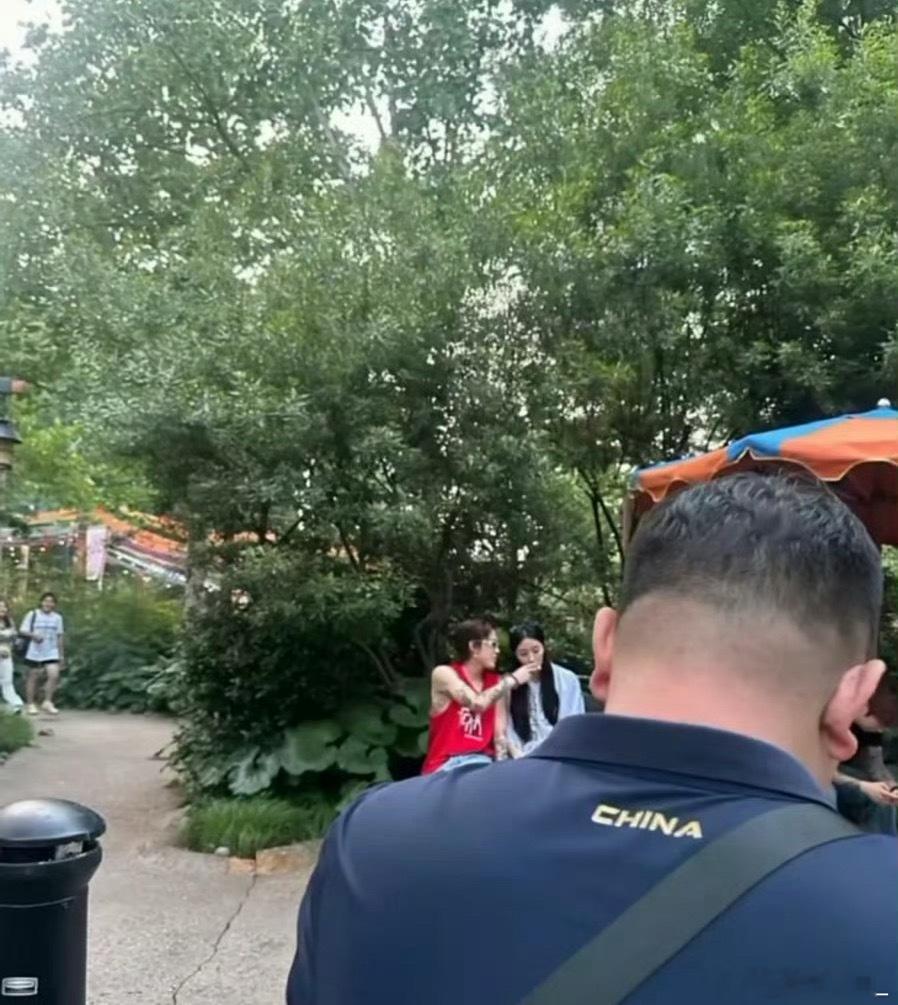 牌牌琦小伊伊是真的离婚了吗？网友偶遇在上海迪士尼，看见牌牌琦喂女的吃东西，俩人看