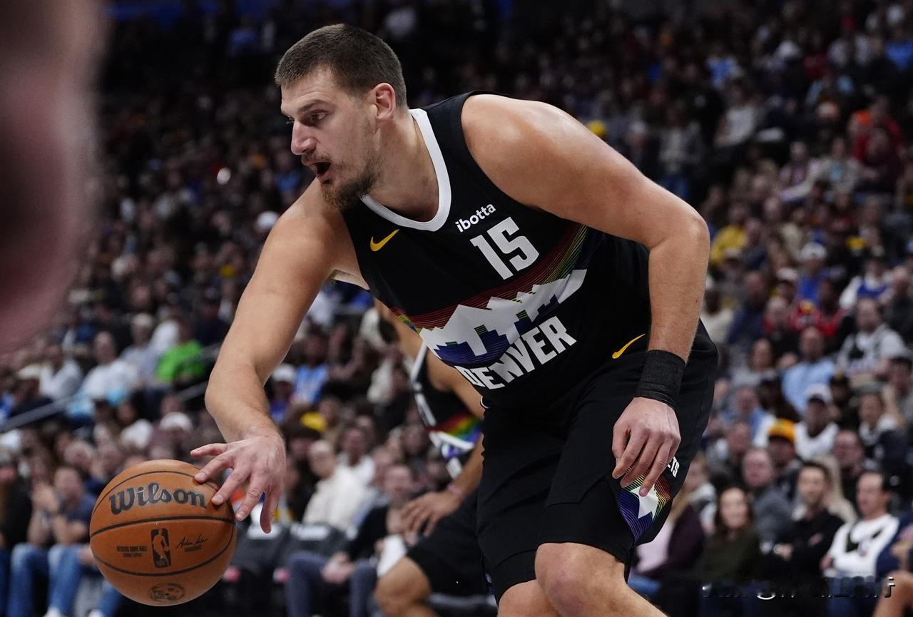 约基奇继续发力，轻松砍下28+11+12，14场比赛呀9次砍下三双，这是这般无敌