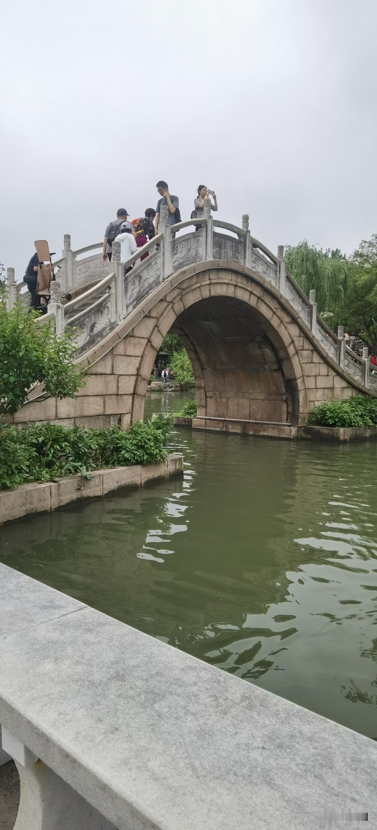 江苏扬州瘦西湖景区内的二十四桥景区，值得旅游推荐。
瘦西湖度假攻略 瘦西湖风景照