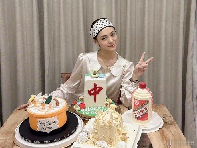 阿娇的生日蛋糕，竟然买了三个，会不会浪费了点…… ​​​
