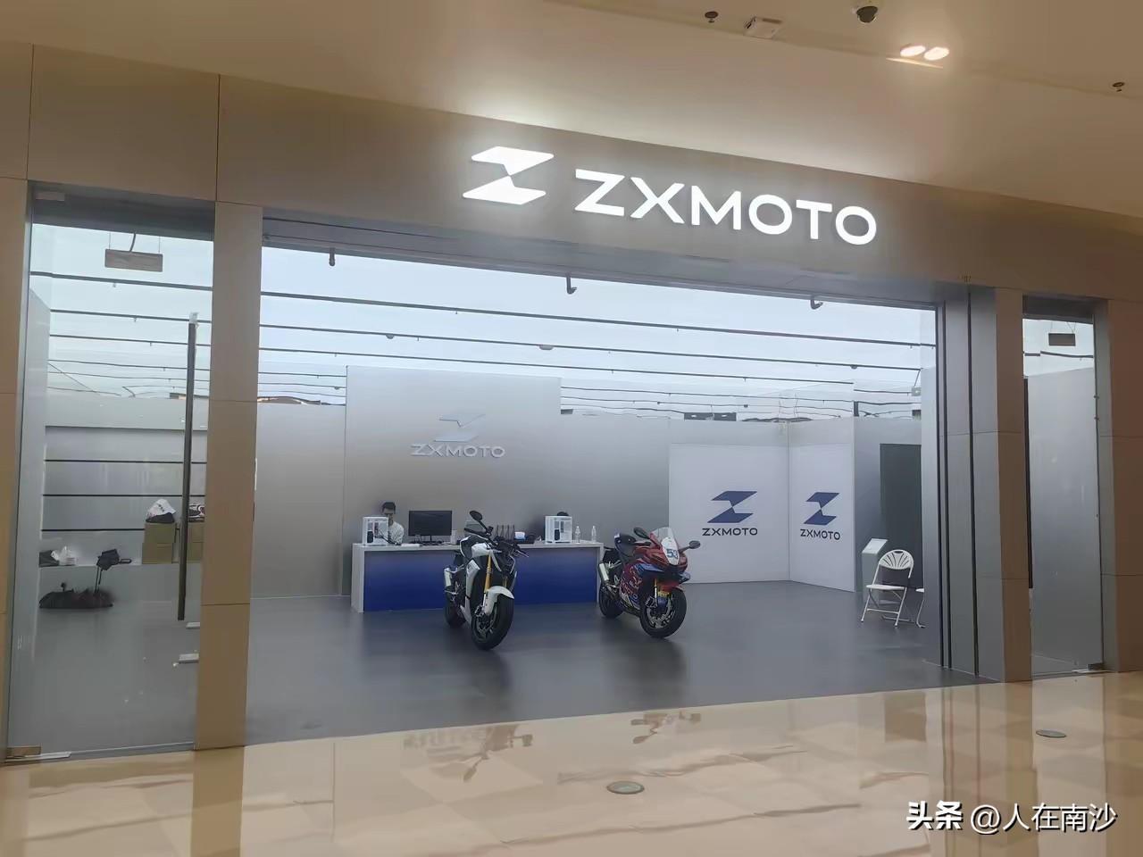 有可能是环宇城装修最简单的店了，张雪机车，果然成功的产品都不需要复杂的包装。
