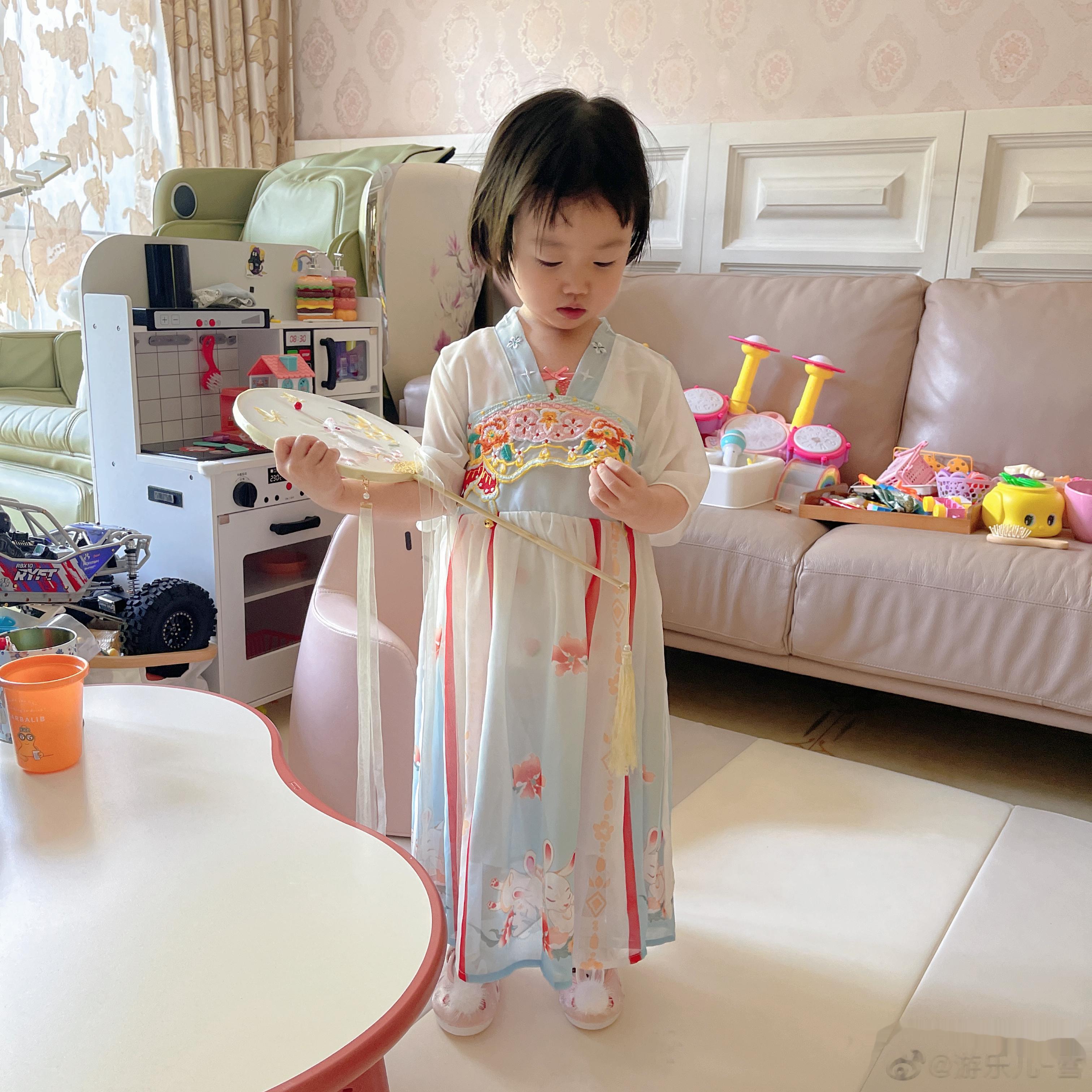 早上刚洗漱完，迫不及待去穿汉服！跟我说“妈妈，我是公主”[偷笑] ​​​