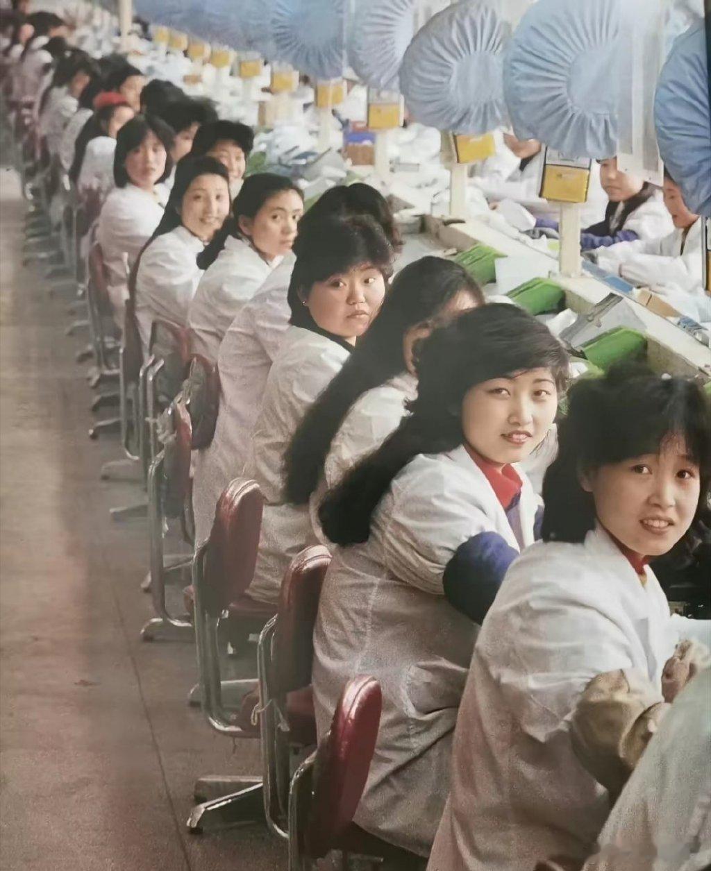 · 1988年，上海。工厂女工，为啥以前人头发那么厚？[并不简单]  ·z 