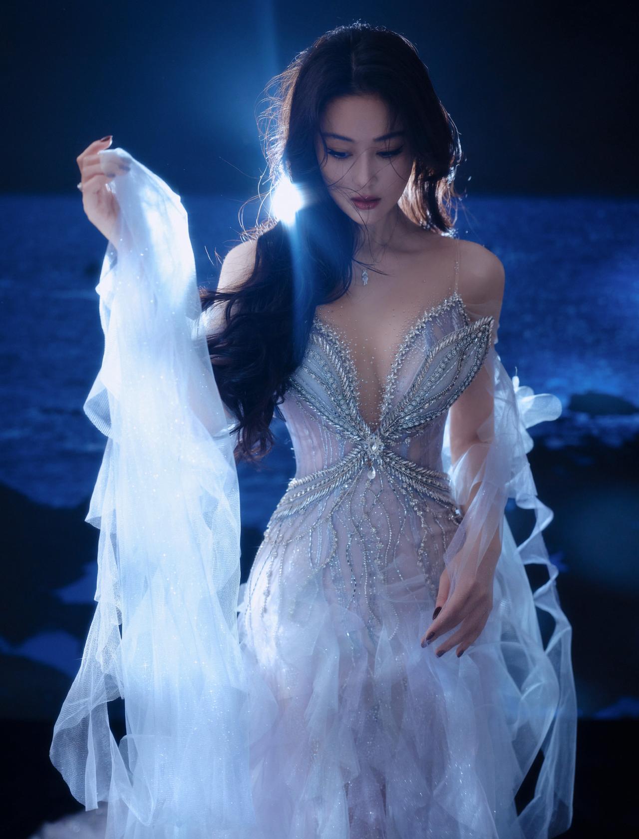 梦幻海滨，轻盈纱裙，星光闪烁，唯美瞬间张馨予！