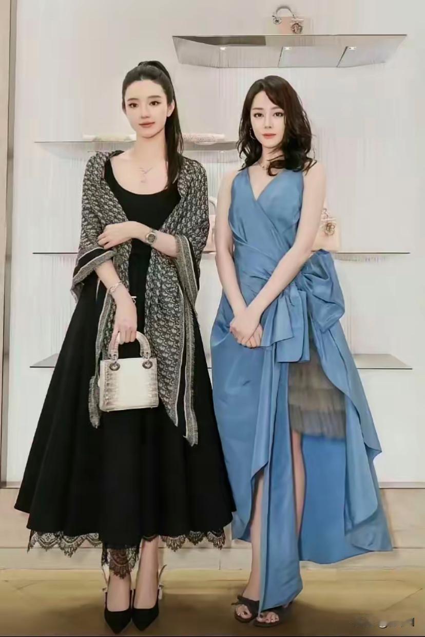 迪丽热巴和素女的合影，素女（左）气质美貌一点也不输迪丽热巴！