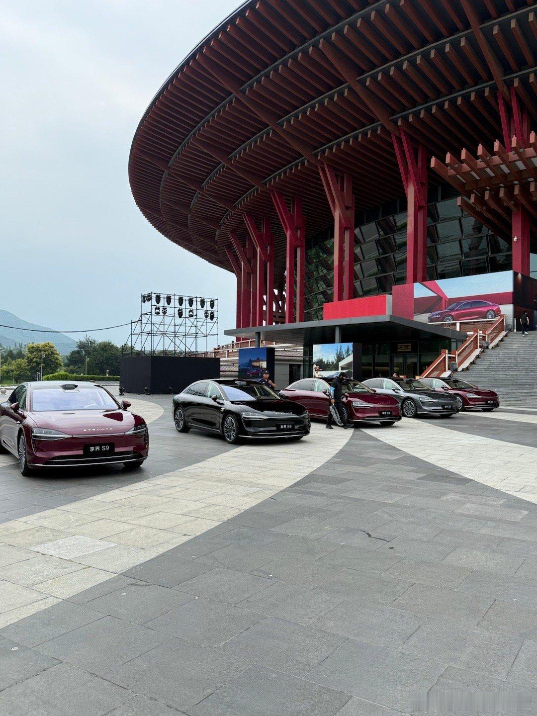 享界 就界样！ 来北京参加发布会 ！享界换车标了 晚点给你们公布[污]跟姚老板混