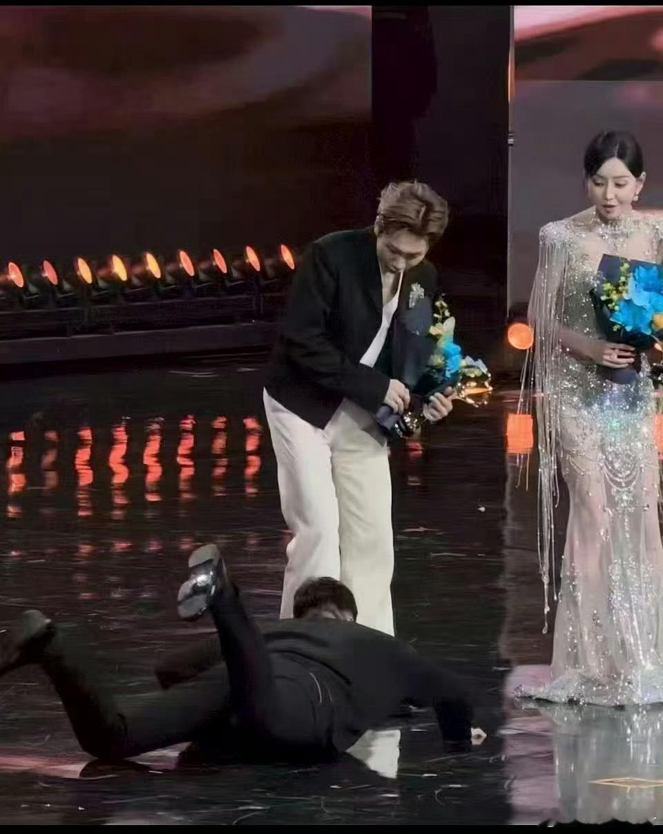 微博之夜微博之夜名场面2025微博之夜爆款创作大赛 这个微博之夜的舞台咋这么容易