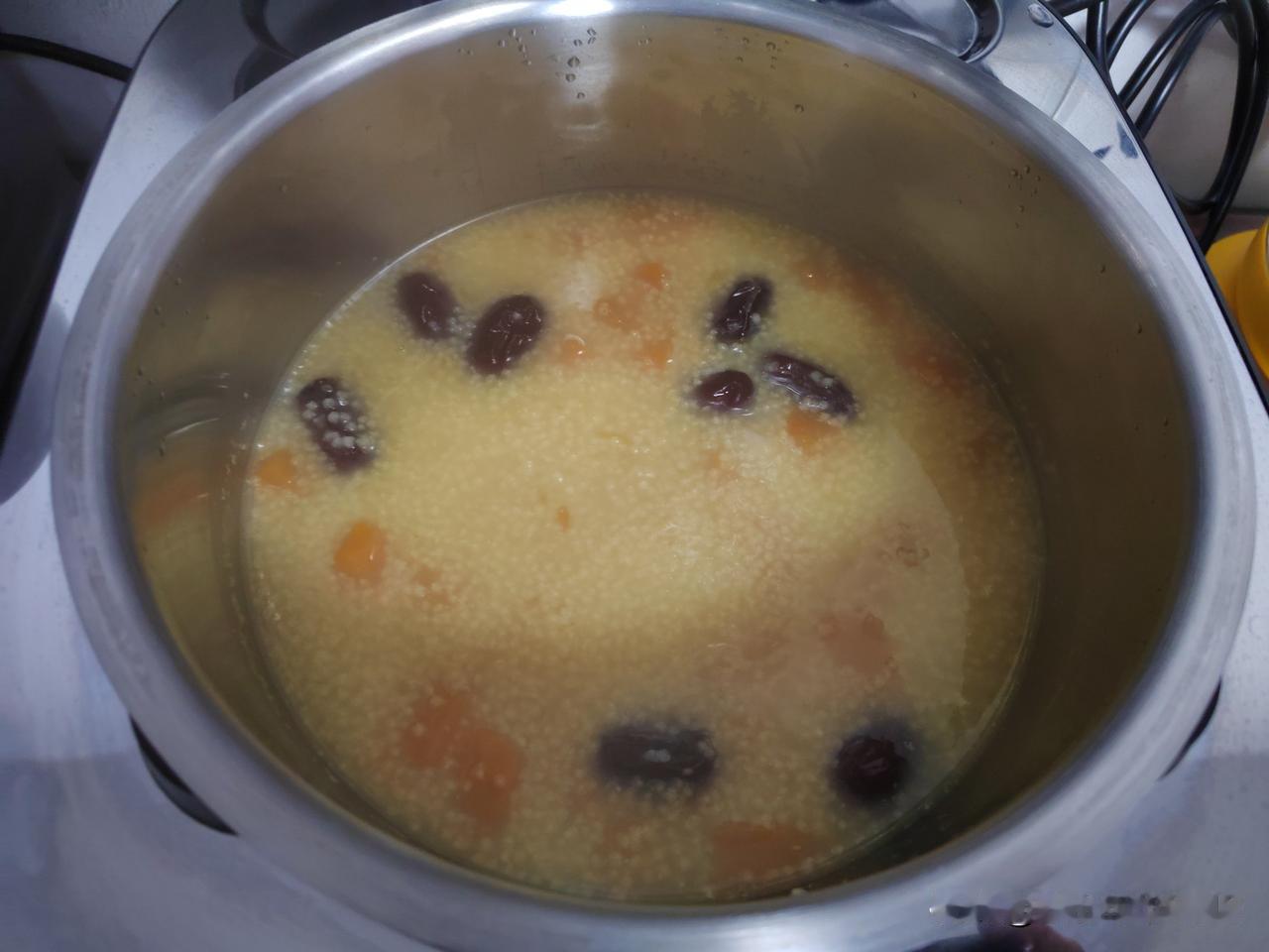 今天是2026年1月10日，南京市天气：多云到晴，气温4～10℃。
今天早餐：小