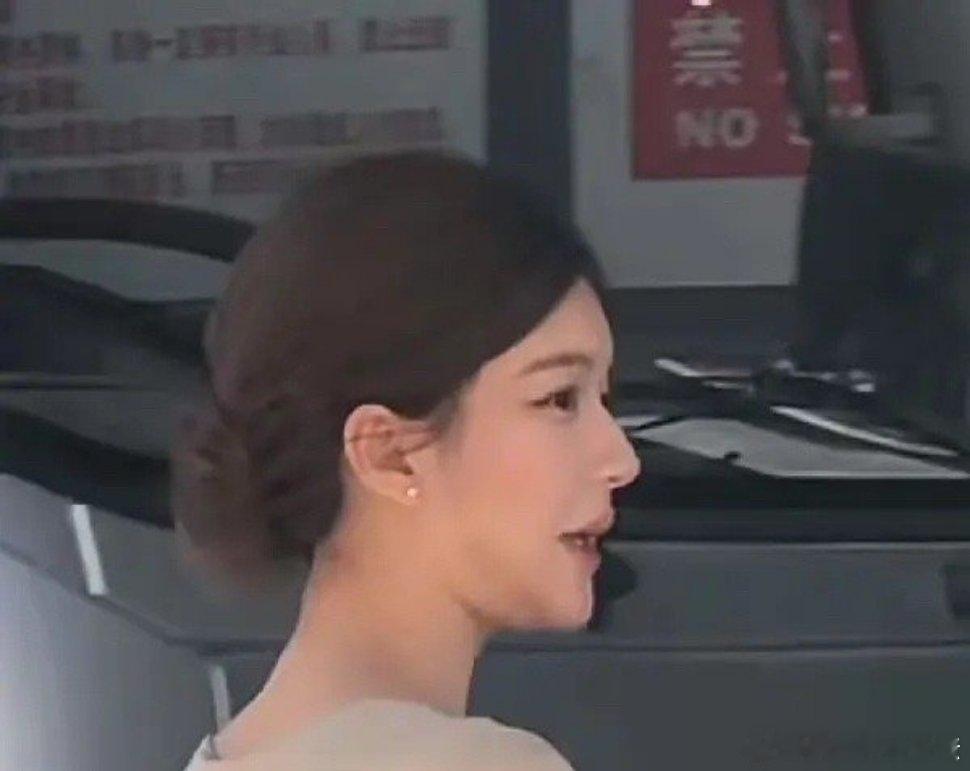 这修容打的跟不要钱似的，赵露思对自己也太不自信了 ​​​