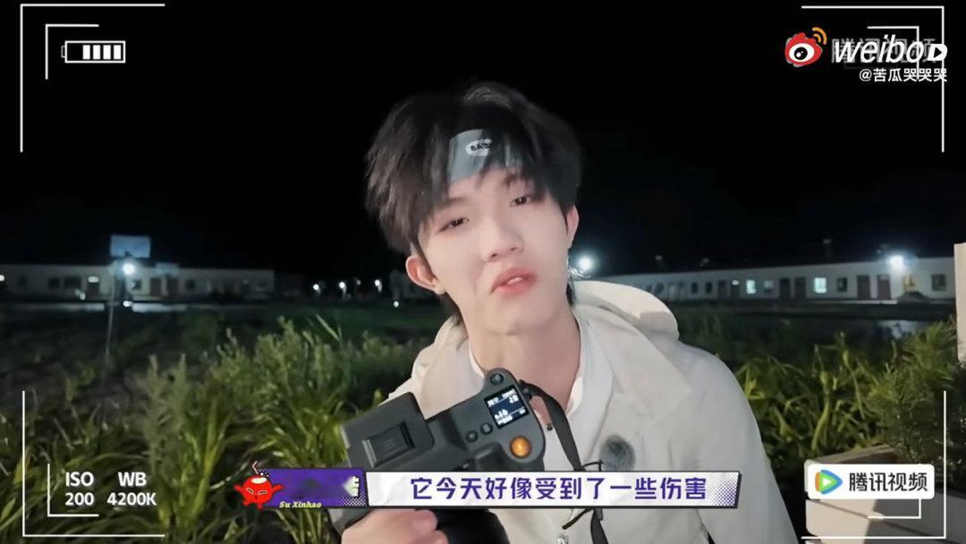 苏新皓相机战损了苏新皓和大家分享自己拍摄的照片，坦言相机已经受损，拍出的画面出现