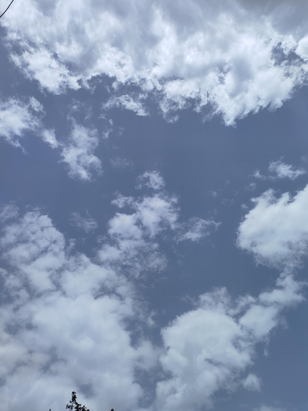 分享几张好看的云抬头遇见这片澄澈的蓝，心情瞬间被治愈。云卷云舒皆是风景，放空自己