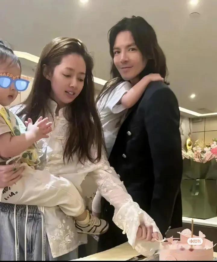 哈哈哈笑出猪声来了，向佐只顾P自己忘了P老婆了
把自己p的跟钟汉良似的
像极了我