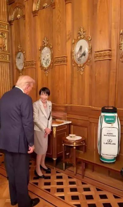 他上台就改名字，下台就翻旧账。
这操作，真是让人看傻眼。
人家说得好，树挪死，人