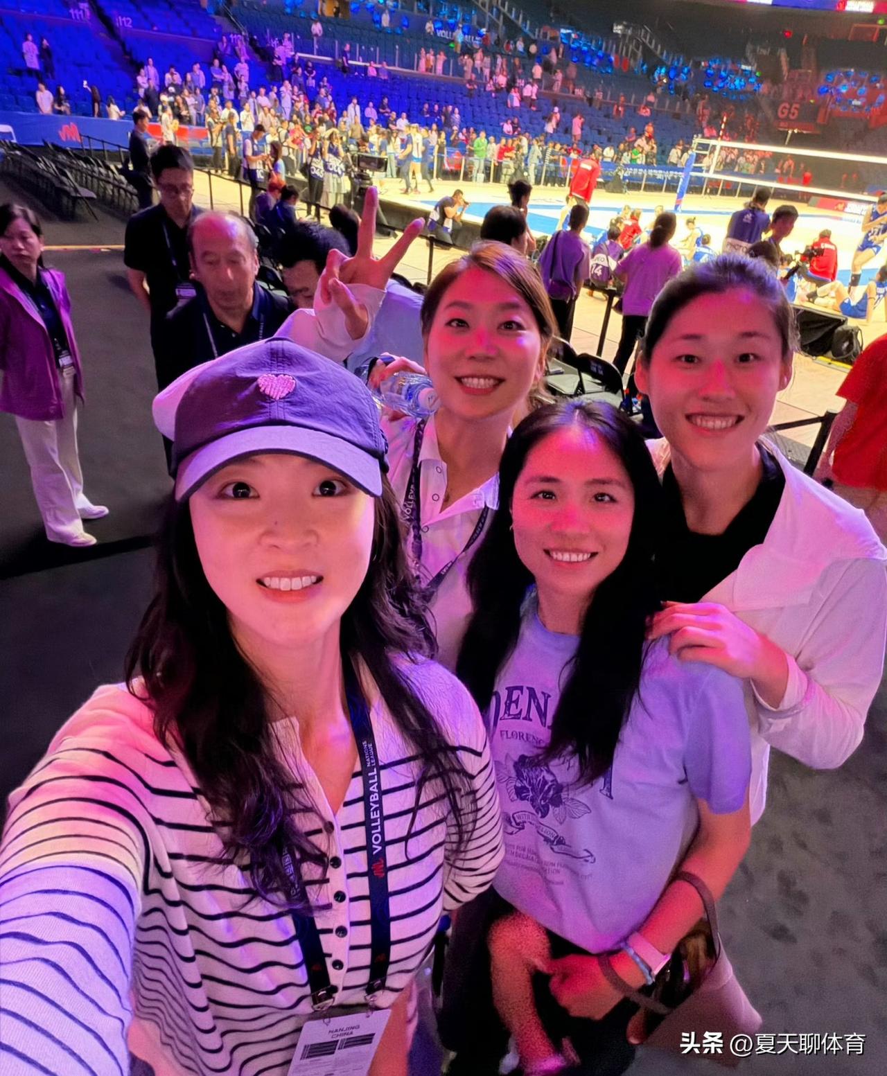 中国女排姐妹情深！昔日老队友同框显得格外亲切，家人们谁懂啊，看到女排大家庭重聚，