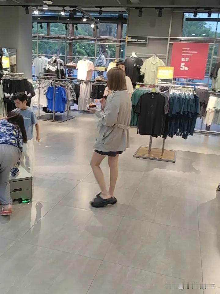 随着深圳政策进一步的放松，很多。香港住吉隆的。居民蠢蠢欲动。想在深圳置业，进一步